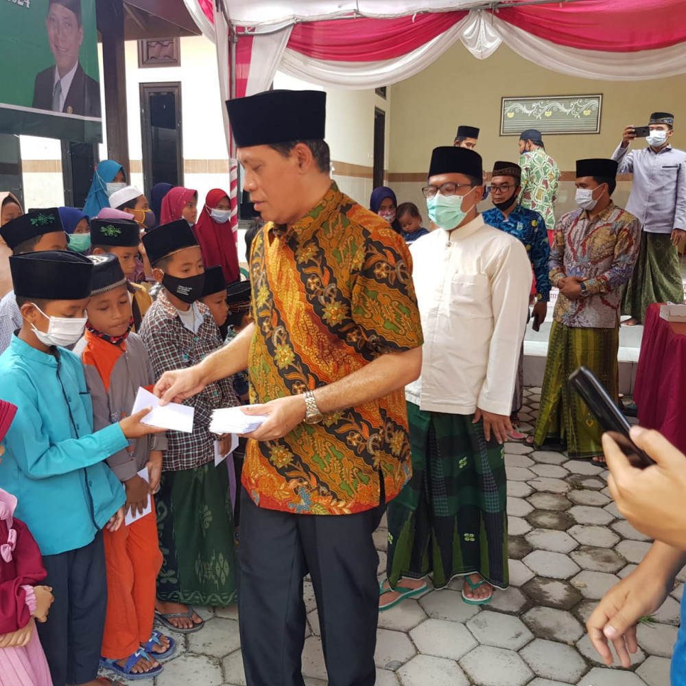Reses di Madura Musyafak Mendengarkan Keluhan Jalan Rusak Sambil Menyantuni Anak Yatim